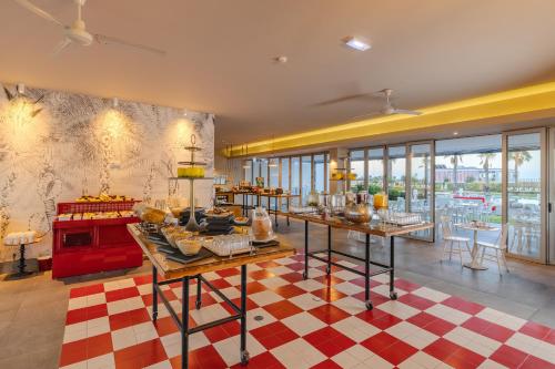 Una habitación con una mesa con comida encima. en Pestana Alvor South Beach Premium Suite Hotel, en Alvor