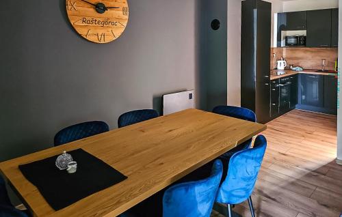 Η κουζίνα ή μικρή κουζίνα στο Nice Home In Aljmas With Sauna