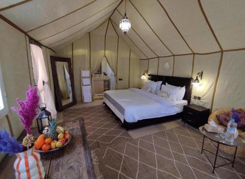 Ένα ή περισσότερα κρεβάτια σε δωμάτιο στο Sunset Dunes Luxury Camp