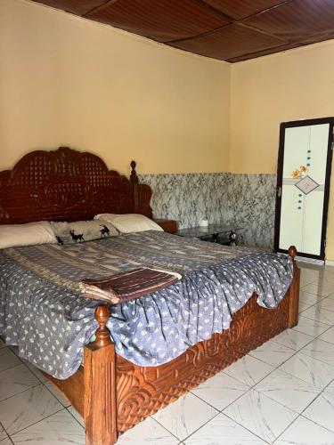 KartungGeorgianas Residence的一间卧室配有一张大木床。