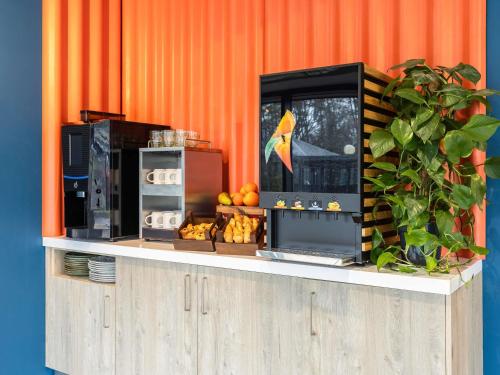 Kuchyň nebo kuchyňský kout v ubytování ibis budget Arlon Porte du Luxembourg