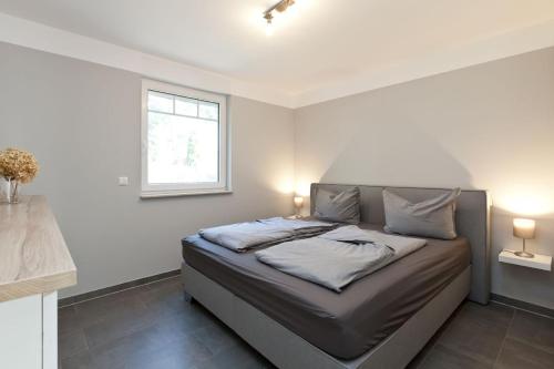 Кровать или кровати в номере Apartment unter den Kiefern