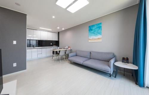 Una cocina o cocineta en The 강릉 오션스테이 first