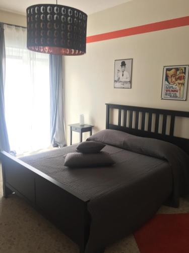 ein Schlafzimmer mit einem großen schwarzen Bett mit Fenster in der Unterkunft B&B Napoli Napoli in Neapel
