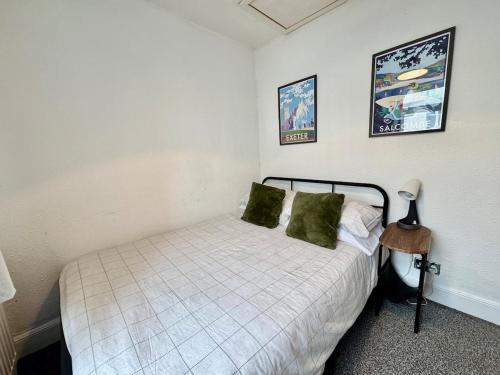 Postel nebo postele na pokoji v ubytování Compact, Quirky & Cosy Home in Central Exeter