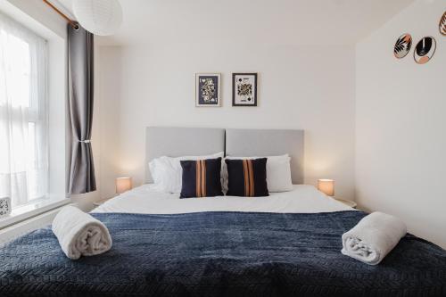 Ένα ή περισσότερα κρεβάτια σε δωμάτιο στο Comfortable home away from home