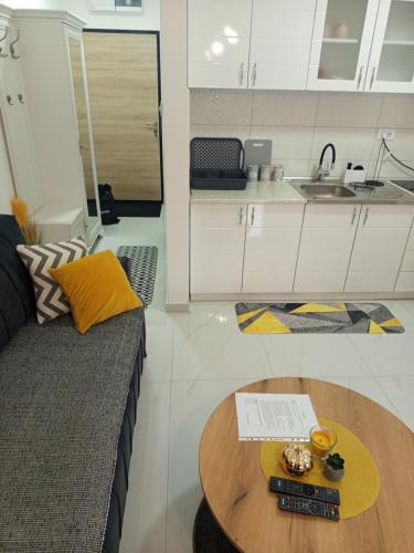 O bucătărie sau chicinetă la Stan na dan Lagator- Loznica