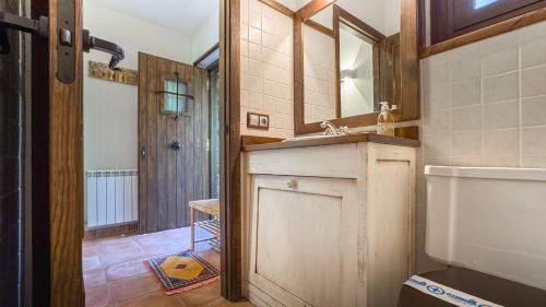 ein Badezimmer mit Waschbecken und Spiegel in der Unterkunft Guils Cal Peiró in Guils de Cerdaña