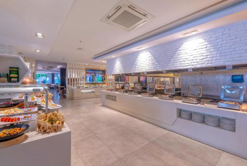 الطعام في الفندق أو بالجوار