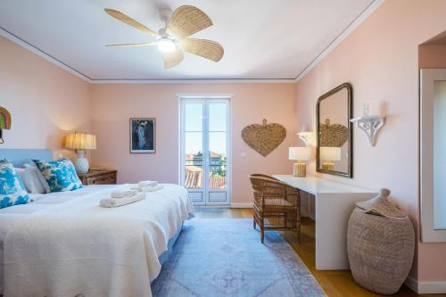 een slaapkamer met een bed, een bureau en een raam bij Saboia -Spacious Gorgeous Apartment in Monte Estoril