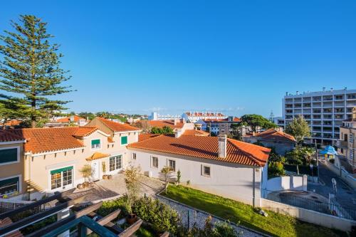 een uitzicht vanaf het dak van een gebouw bij Saboia -Spacious Gorgeous Apartment in Monte Estoril