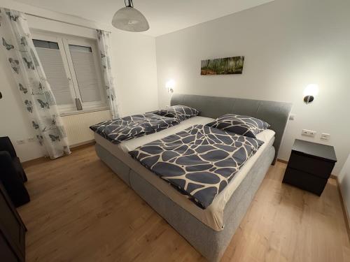 een slaapkamer met een bed in een kamer bij Ferienwohnung Ruhrtal in Bestwig