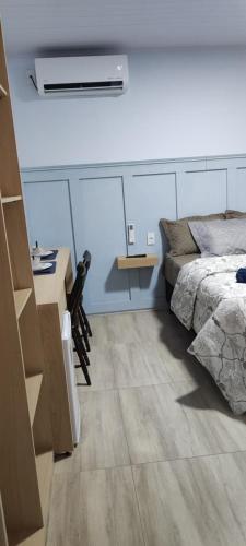 O zonă de relaxare la Suíte aconchego azul