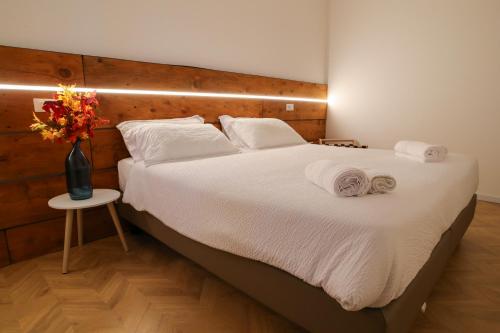 una camera da letto con un letto grande con asciugamani sopra di Hotel Al Posta a Casarsa della Delizia