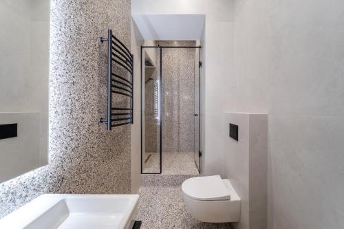 ein Badezimmer mit Toilette und Waschbecken in der Unterkunft Rynok Square Pidzemelya in Lwiw