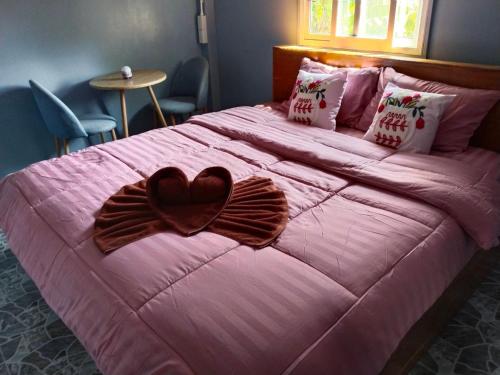 Ένα ή περισσότερα κρεβάτια σε δωμάτιο στο Baan Tawan Homestay Koh Kood