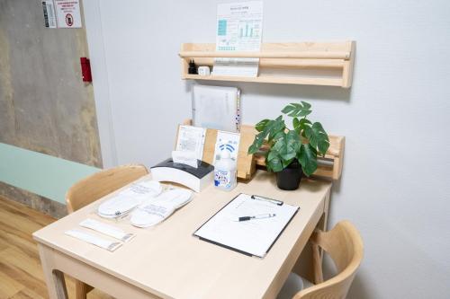 a table with a plant on it in an office at yadobankharuyoshi201 in Fukuoka