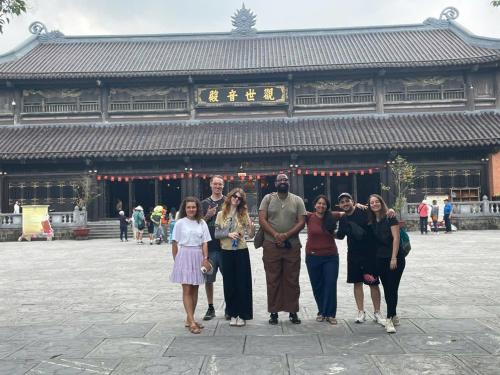 een groep mensen die voor een gebouw staan bij Viet Anh Homestay in Ninh Binh
