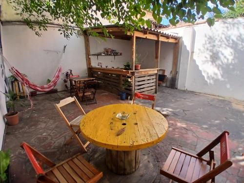 un patio con tavolo e sedie in legno di Hostel e café da Lobo a Porto Alegre