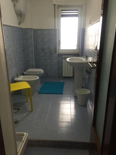 ein Badezimmer mit zwei Toiletten und einem Waschbecken in der Unterkunft B&B Napoli Napoli in Neapel
