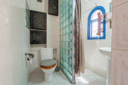 Ένα μπάνιο στο Traditional, Cozy and Quiet Apartment, Pool, Palmeraie