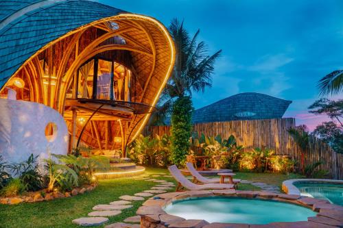 Swimmingpoolen hos eller tæt på Astha Bamboo House