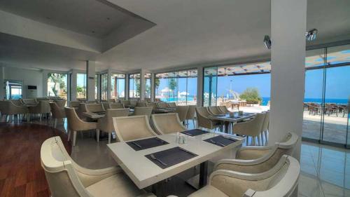 Χώρος καθιστικού στο Jasmine Court Hotel Central Beachfront Location !