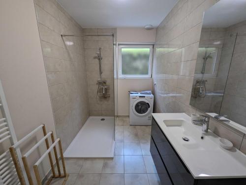 La salle de bains est pourvue d'un lave-linge et d'un sèche-linge. dans l'établissement Le liez, à Peigney