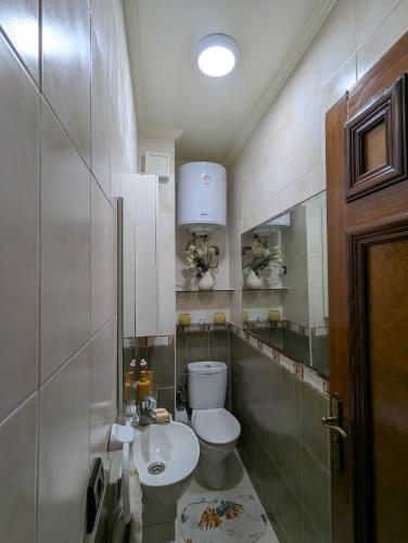 Appartement à 5 min de la plage, piscine et parking privé في بن سليمان: حمام مع مرحاض ومغسلة