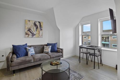 Bedford BeautyI Exquisite 1BDR I Modern AmenitiesI Wi-Fi I Parking I Sleeps3 في بيدفورد: غرفة معيشة مع أريكة وطاولة