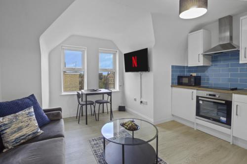 Bedford BeautyI Exquisite 1BDR I Modern AmenitiesI Wi-Fi I Parking I Sleeps3 في بيدفورد: غرفة معيشة مع أريكة وطاولة