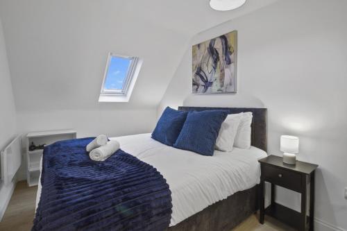 a bedroom with a bed with blue pillows at Bedford BeautyI Exquisite 1BDR I Modern AmenitiesI Wi-Fi I Parking I Sleeps3 in Bedford