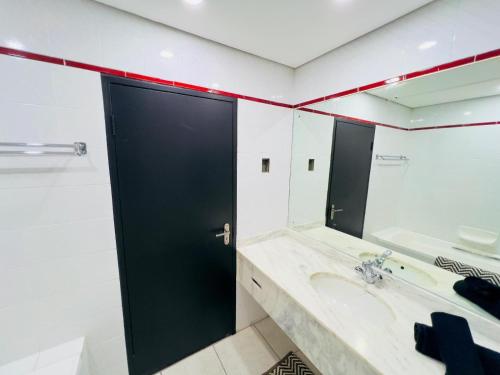 un bagno con lavandino e specchio di Promenade Place Nelspruit a Nelspruit