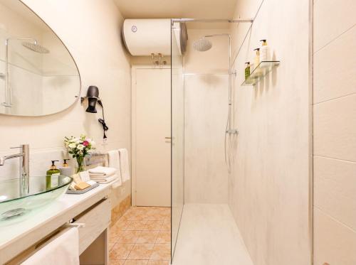 Koupelna v ubytování AQUARAMA - private pool - Lakefront apartment end free parking