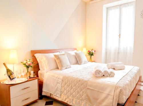 Postel nebo postele na pokoji v ubytování AQUARAMA - private pool - Lakefront apartment end free parking