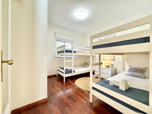 Ένα ή περισσότερα κρεβάτια σε δωμάτιο στο Vilamoura Central 2 With Pool by Homing