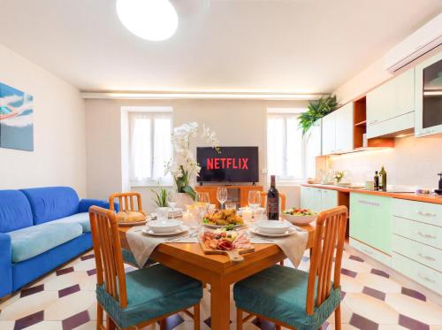 Χώρος καθιστικού στο AQUARAMA - private pool - Lakefront apartment end free parking