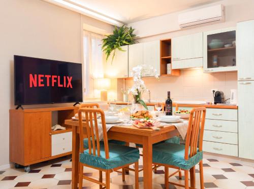 Η κουζίνα ή μικρή κουζίνα στο AQUARAMA - private pool - Lakefront apartment end free parking