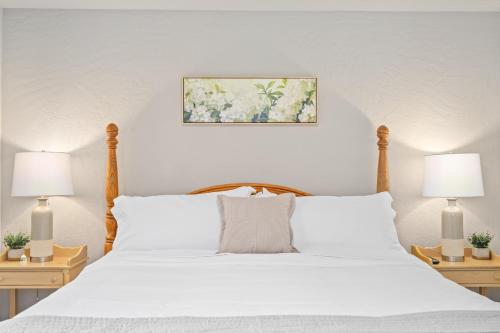 Ένα ή περισσότερα κρεβάτια σε δωμάτιο στο Hot Tub, Sleeps 12, Well-Stocked Kitchen, Central Location, Modern Home