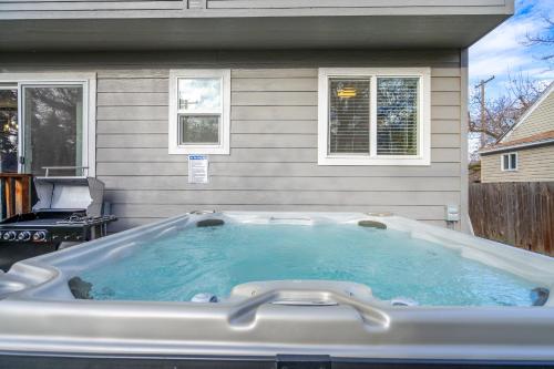 Φωτογραφία από το άλμπουμ του Hot Tub, Sleeps 12, Well-Stocked Kitchen, Central Location, Modern Home σε Coeur d'Alene