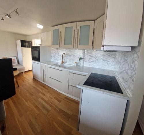 Una cocina o zona de cocina en Modern condominium