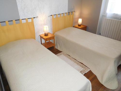 zwei Betten in einem Zimmer mit zwei Lampen auf Tischen in der Unterkunft Les pivoines in Richebourg