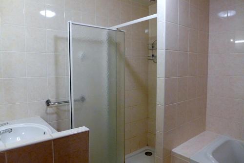 eine Dusche mit Glastür im Badezimmer in der Unterkunft Le cedre bleu in Goncourt