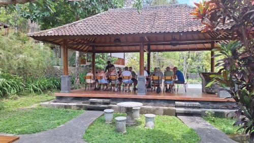 Κήπος έξω από το Mayong Bali Homestay And Resto