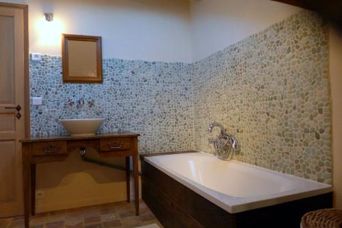 une salle de bains avec lavabo et baignoire dans l'établissement Eco gite de la rainette, à Chantraines