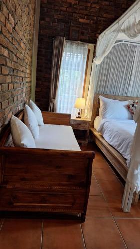 Ένα ή περισσότερα κρεβάτια σε δωμάτιο στο Mayong Bali Homestay And Resto
