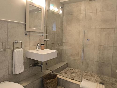 un bagno con lavandino e doccia di Aquarella 15 a Plettenberg Bay