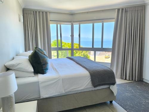 una camera da letto con un letto e una grande finestra di Aquarella 15 a Plettenberg Bay