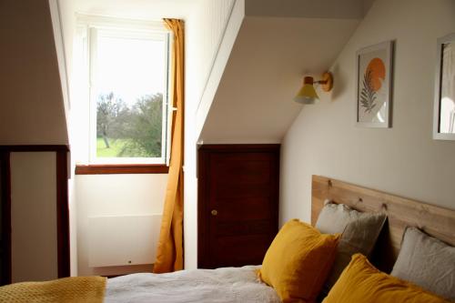 Ένα ή περισσότερα κρεβάτια σε δωμάτιο στο La Villa Mirabelle 2min d'Arromanches-les-Bains