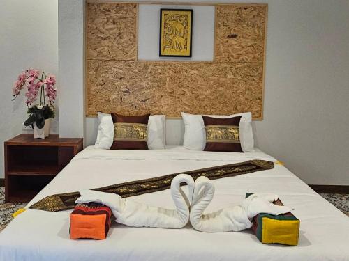 Giường trong phòng chung tại World Peace Yoga and Wellness Resort